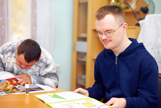 Cynllun newydd i helpu pobl ag anableddau dysgu i gael gwaith